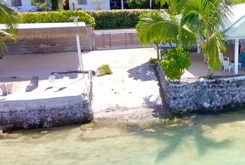 Vue aérienne de la villa de Va'a Legacy avec accès direct à la plage