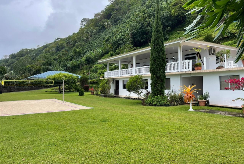 Logement en villa avec accès jardin, terrain volley et plage